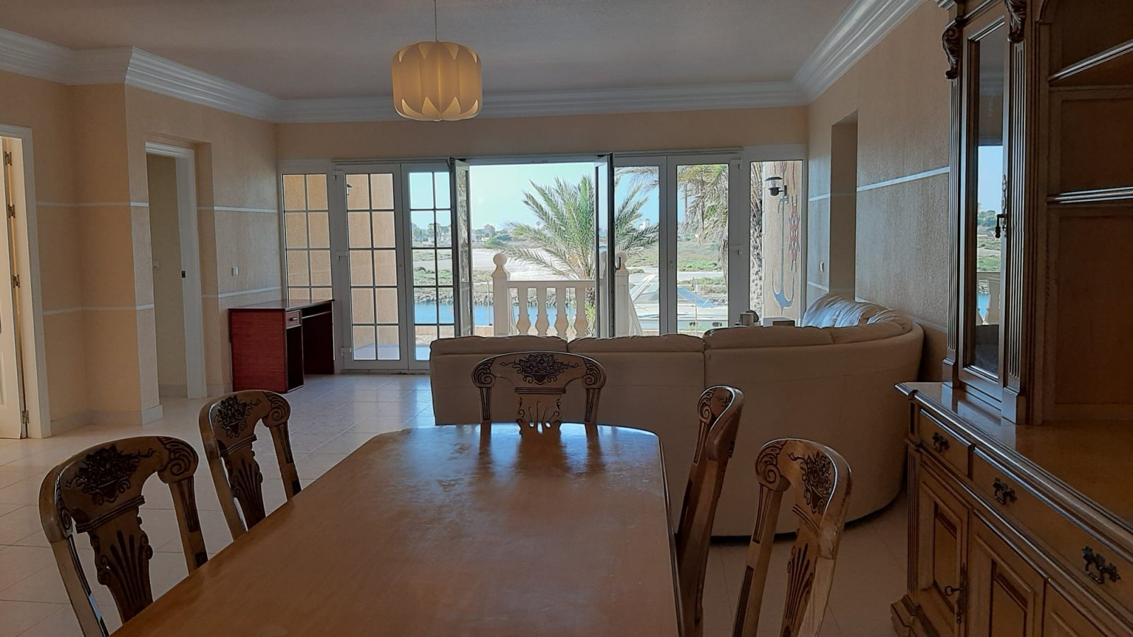 In der charmanten Stadt San Javier gelegen, bietet dieses Reihenhaus ein einzigartiges Wohnerlebnis mit Meerblick. Es wurde für diejenigen entworfen,