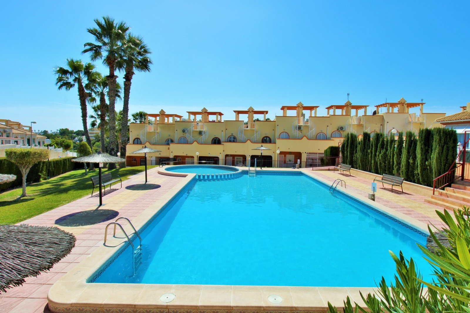 Diese gepflegte Erdgeschosswohnung mit 2 Schlafzimmern und Südausrichtung befindet sich in der beliebten Wohnanlage Florida Golf in Villamartin und b
