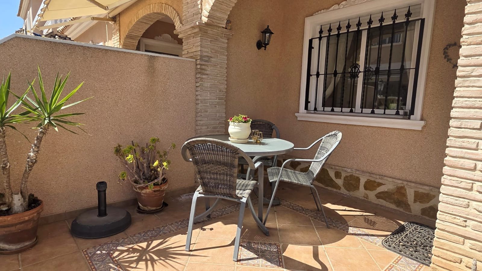 In der beliebten Wohnanlage Vista Azul in Villamartin, Orihuela Costa, bietet diese gepflegte Eck-Maisonette-Wohnung ein perfektes Gleichgewicht zwis
