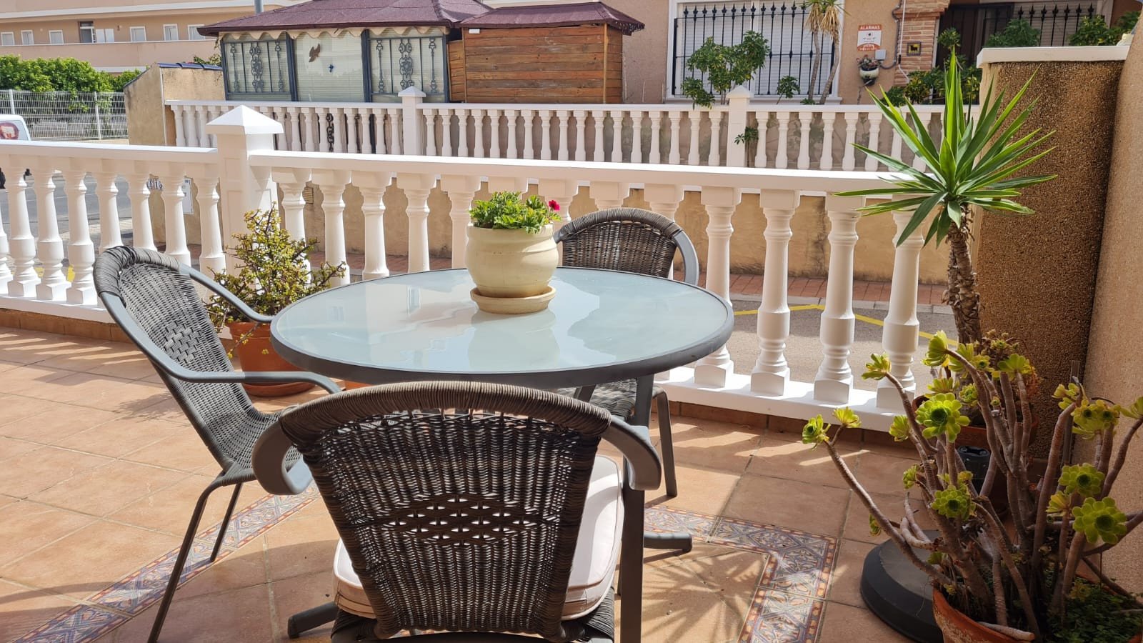 In der beliebten Wohnanlage Vista Azul in Villamartin, Orihuela Costa, bietet diese gepflegte Eck-Maisonette-Wohnung ein perfektes Gleichgewicht zwis