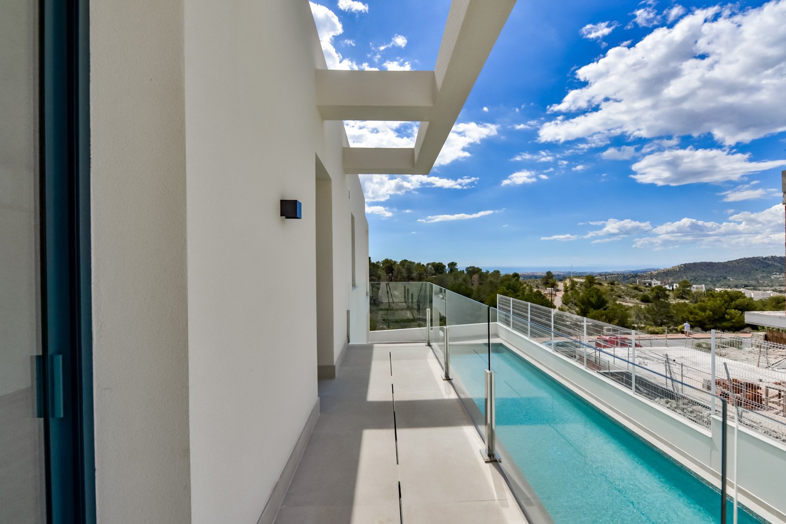 In der charmanten Stadt Finestrat gelegen, bietet diese Villa ein außergewöhnliches Wohnerlebnis. Mit Meerblick befindet sich diese Immobilie nur 5 k