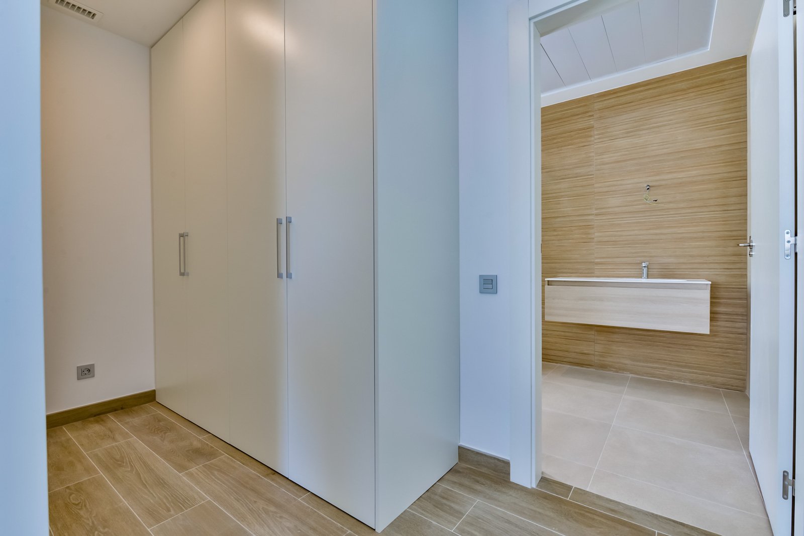 In der charmanten Stadt Finestrat gelegen, bietet diese Villa ein außergewöhnliches Wohnerlebnis. Mit Meerblick befindet sich diese Immobilie nur 5 k