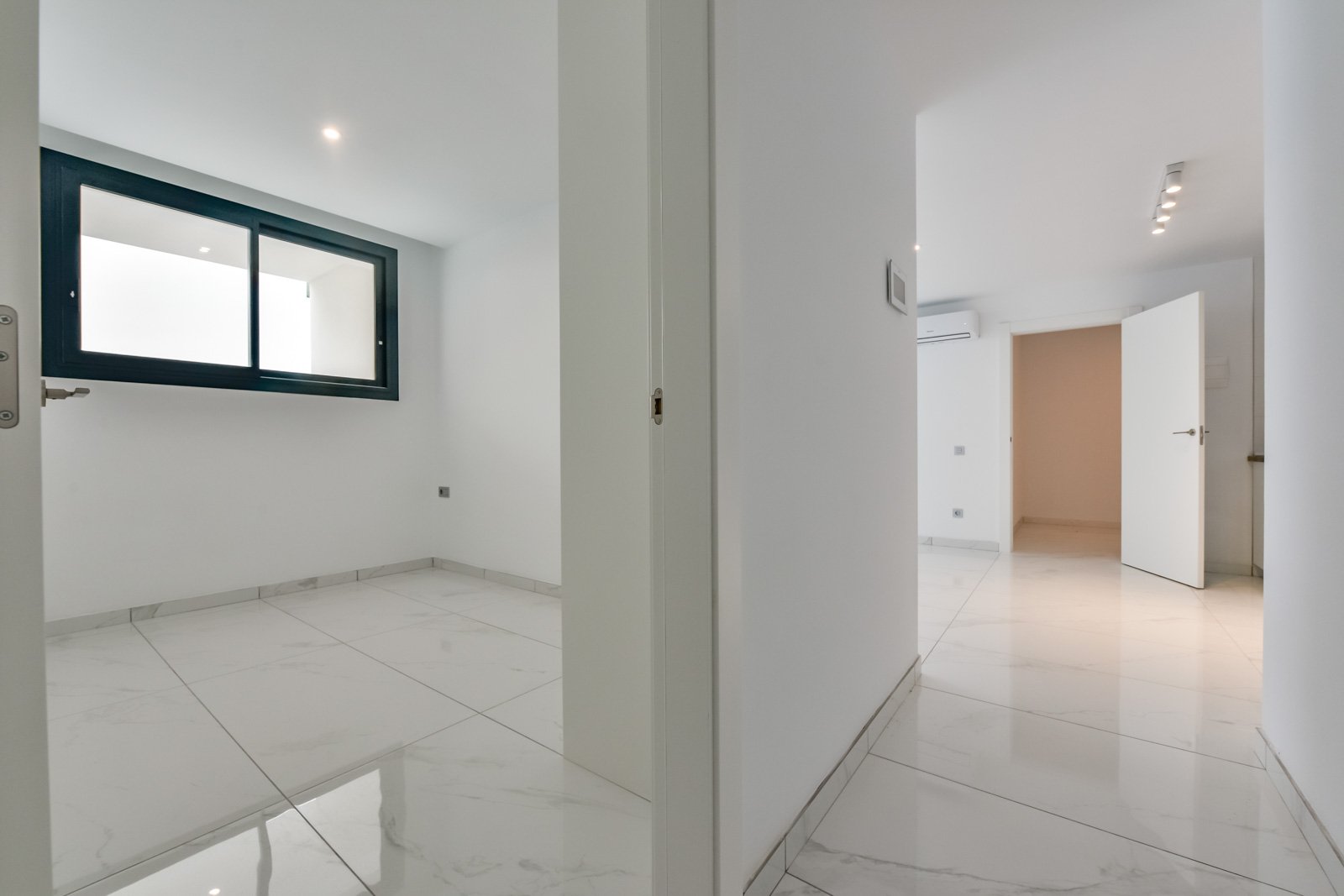In der charmanten Stadt Finestrat gelegen, bietet diese Villa ein außergewöhnliches Wohnerlebnis. Mit Meerblick befindet sich diese Immobilie nur 5 k