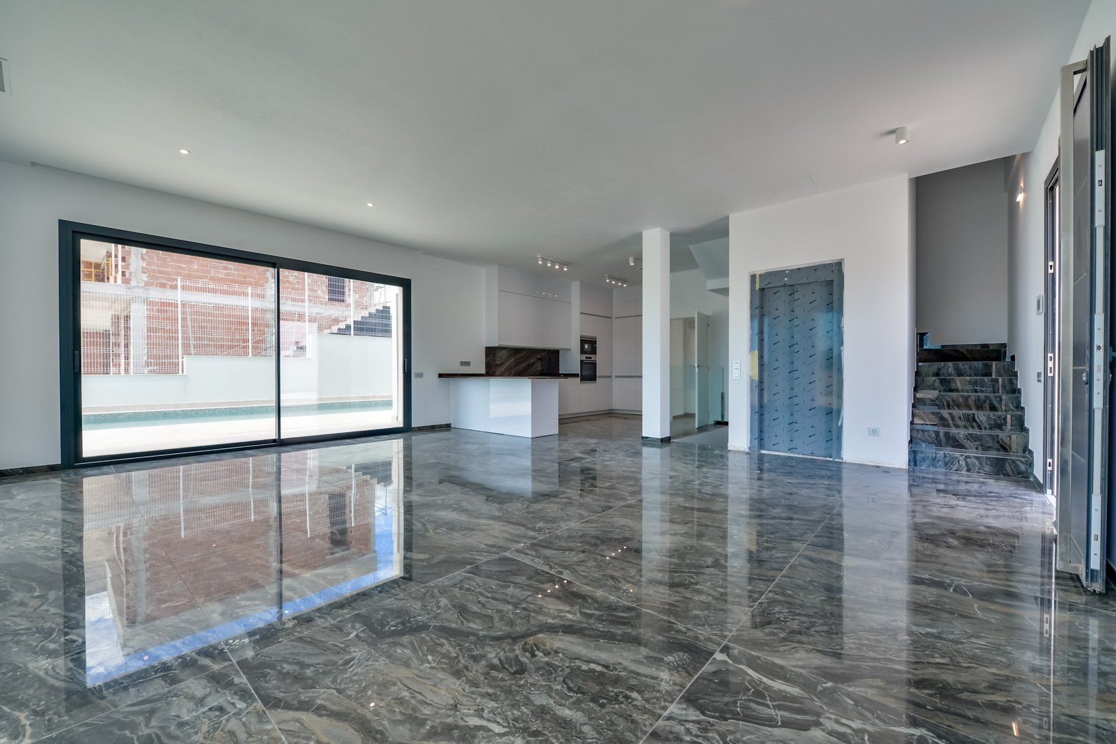 In der charmanten Stadt Finestrat gelegen, bietet diese Villa ein außergewöhnliches Wohnerlebnis. Mit Meerblick befindet sich diese Immobilie nur 5 k