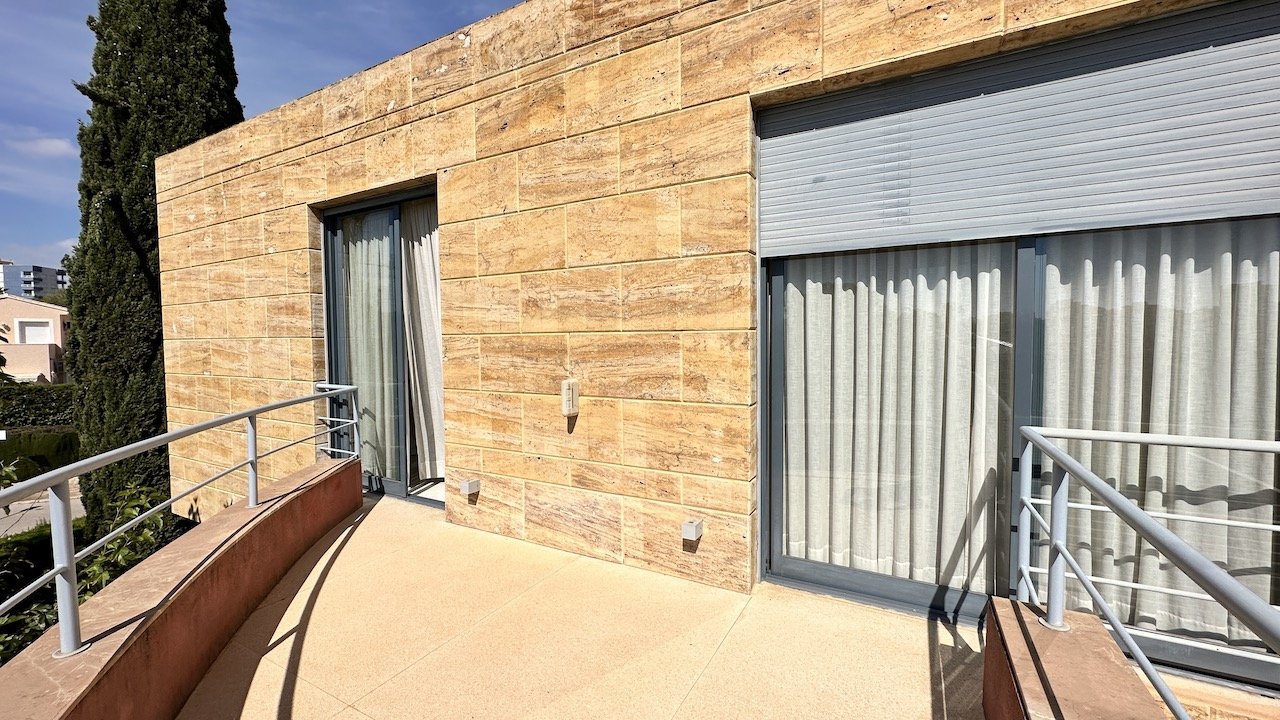   4 Bed &amp;amp; Bath | Great Location near Coast &amp;amp; Golf | Landscaped Gardens | Garage for 3 – 4 Cars&amp;amp;nbsp;| Spacious Porch | Securit