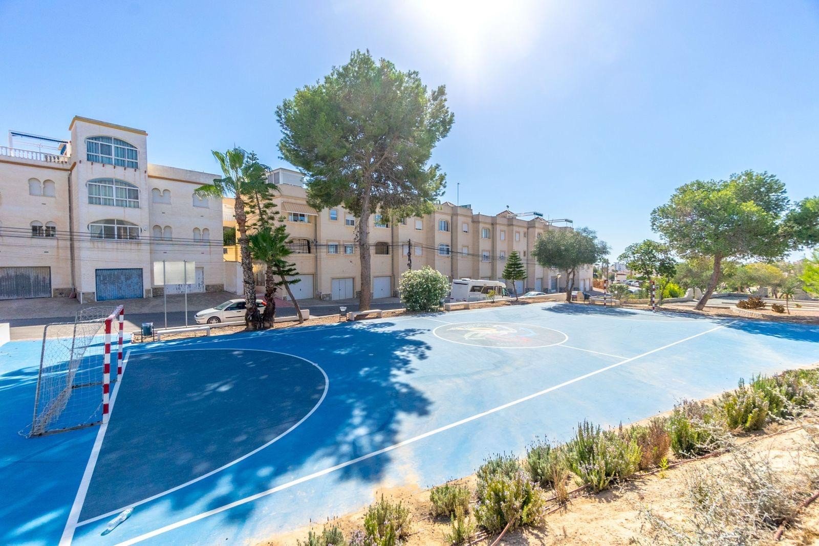 Wir präsentieren Ihnen diese gepflegte, freistehende Villa im begehrten Wohngebiet Blue Lagoon in Villamartin. Das Haus verfügt über 3 Schlafzimmer u