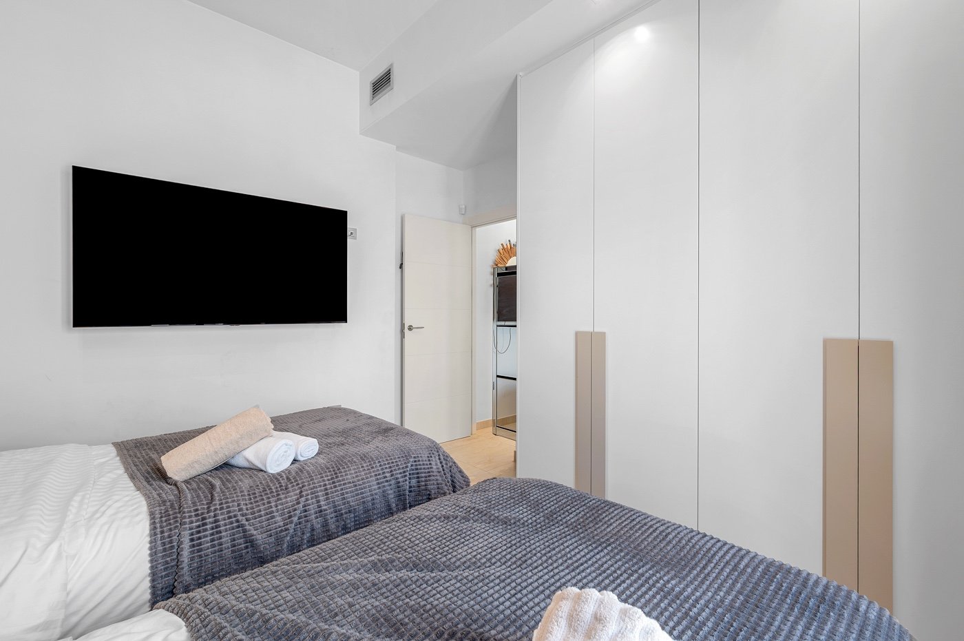  Diese moderne freistehende Villa wurde 2018 erbaut und befindet sich in Villamartín, Orihuela Costa. Mit einer bebauten Fläche von 113 m² auf einem g