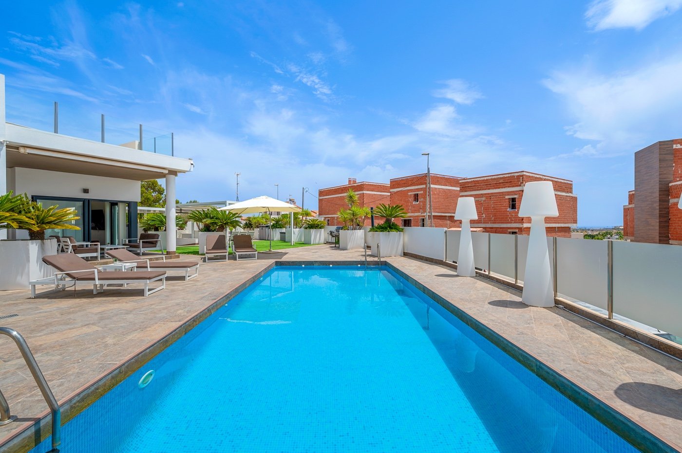 Diese moderne freistehende Villa wurde 2018 erbaut und befindet sich in Villamartín, Orihuela Costa. Mit einer bebauten Fläche von 113 m² auf einem g