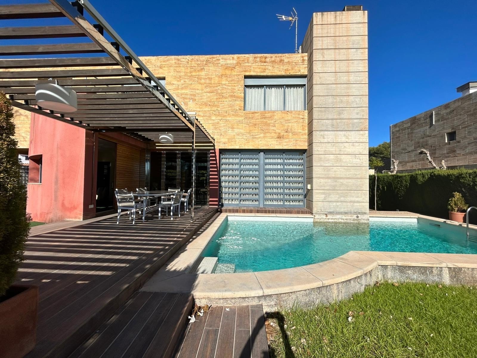 This Four Bedroom South Facing Detached Villa in Dehesa de Campoamor, is located just a five minute drive from supermarkets and only a two minute dr