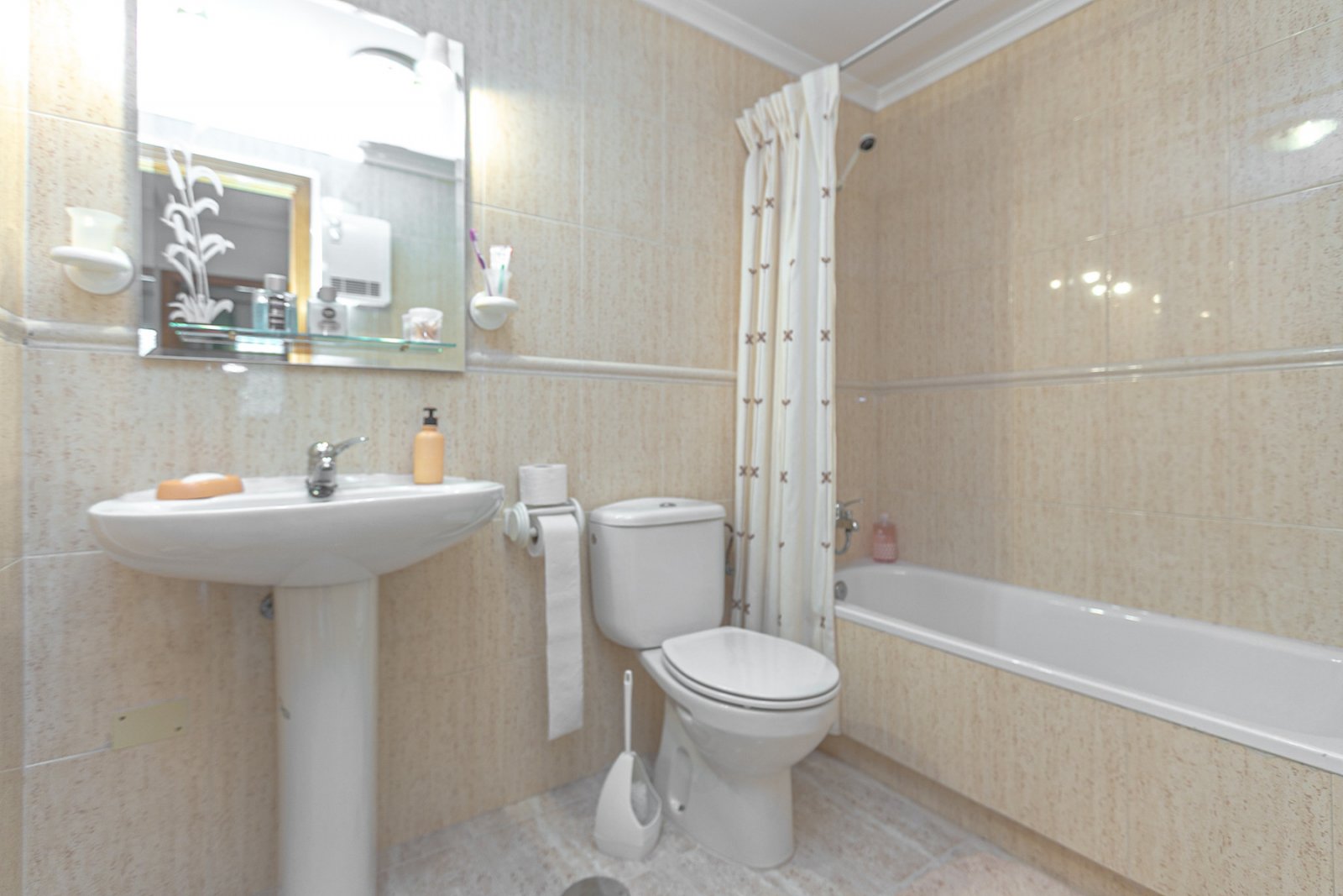  Wir präsentieren Ihnen dieses charmante Quad-Haus mit eigenem Straßenzugang, ideal für alle, die Außenbereich, Komfort und eine hervorragende Lage su