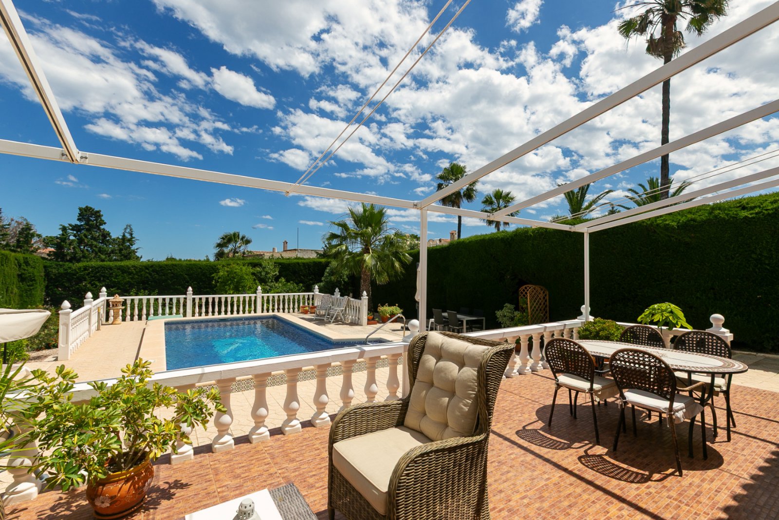 Entdecken Sie diese wunderschöne halb freistehende Villa in der exklusiven Gegend von Los Balcones, Torrevieja. Die Immobilie teilt sich nur eine Sei