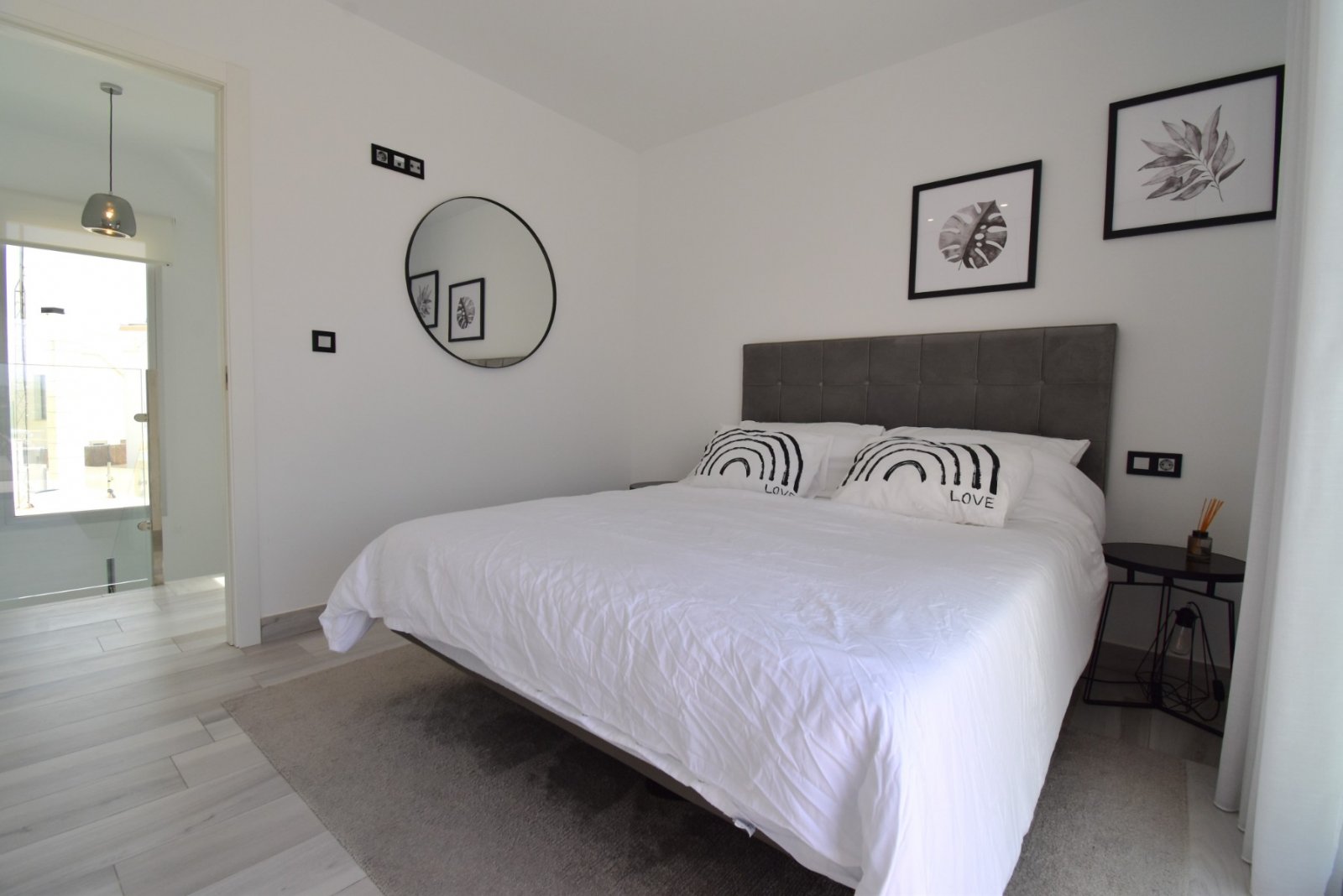 This South Facing, Four Bedroom, Detached Villa in Lomas de Cabo Roig is located within a five-minute walk of a good variety of bars and restaurants