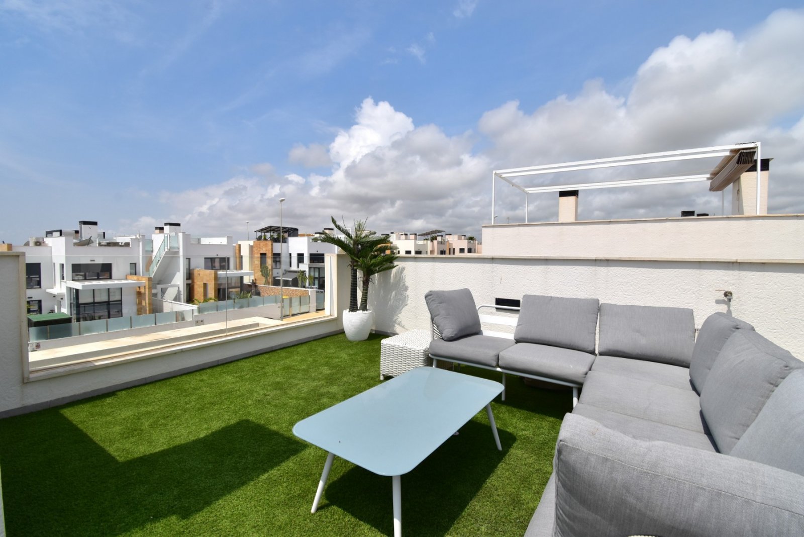 This South Facing, Four Bedroom, Detached Villa in Lomas de Cabo Roig is located within a five-minute walk of a good variety of bars and restaurants