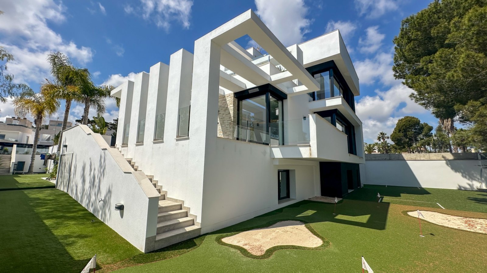 Gelegen in einer der privilegiertesten Lagen von Villamartín ist diese außergewöhnliche Designer-Villa ein Ausdruck purer Raffinesse – ein Ort, an de
