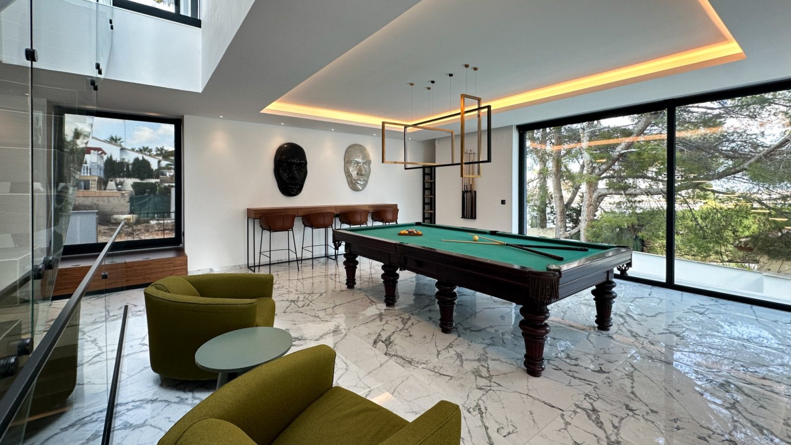 Gelegen in einer der privilegiertesten Lagen von Villamartín ist diese außergewöhnliche Designer-Villa ein Ausdruck purer Raffinesse – ein Ort, an de