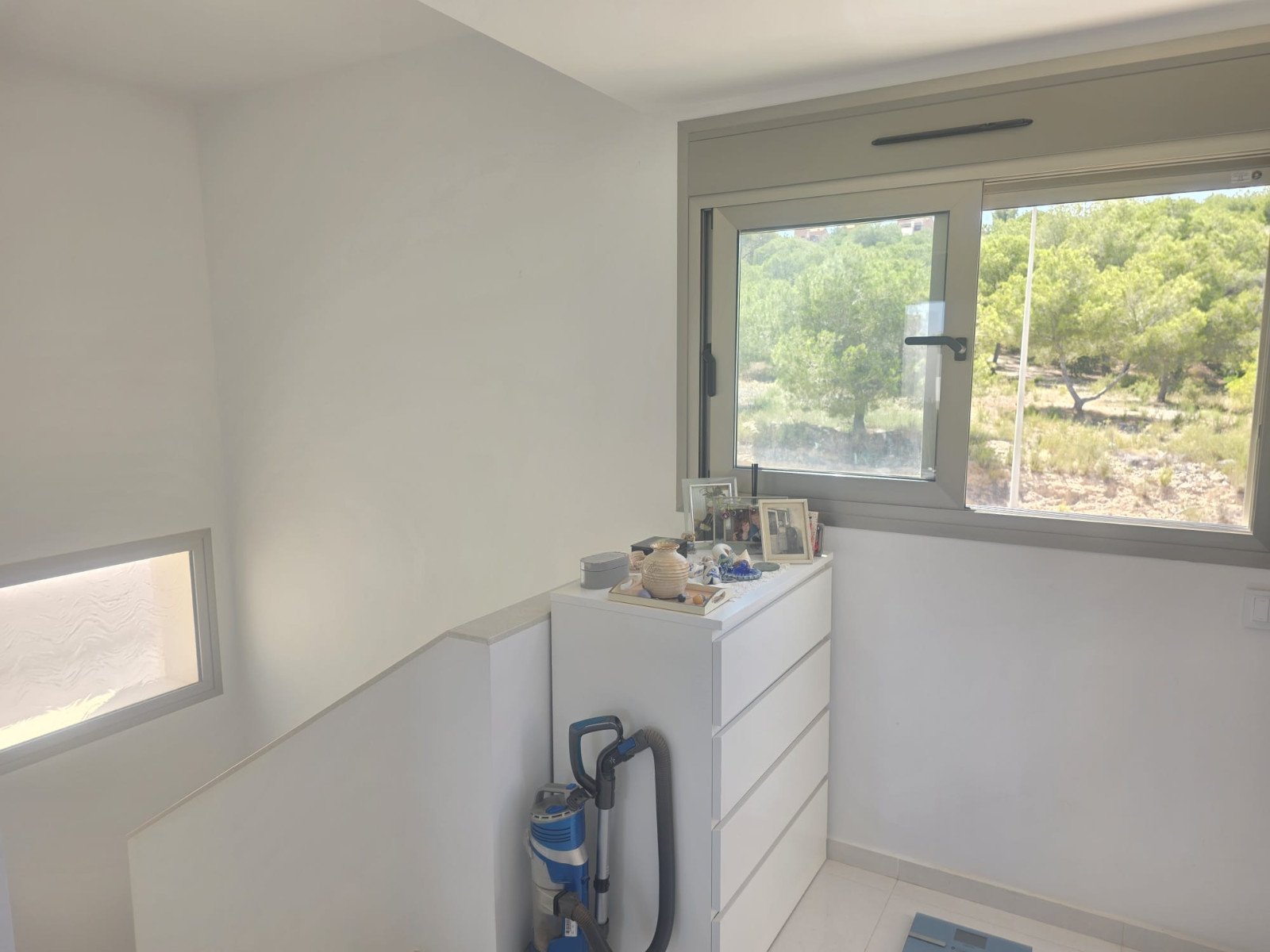 Exklusive, bezugsfertige, moderne und stilvolle, freistehende Luxusvilla mit 3 Schlafzimmern und 3 Bädern en suite. Voll möbliert in ruhiger Lage in