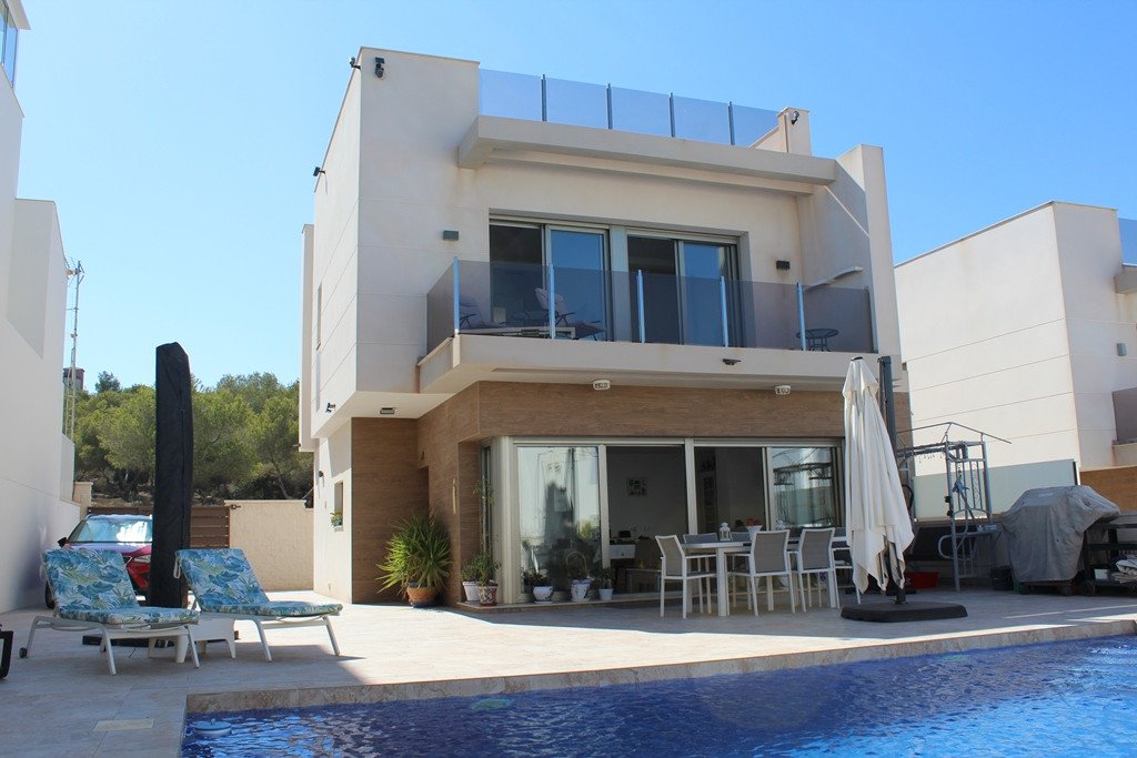 Exklusive, bezugsfertige, moderne und stilvolle, freistehende Luxusvilla mit 3 Schlafzimmern und 3 Bädern en suite. Voll möbliert in ruhiger Lage in