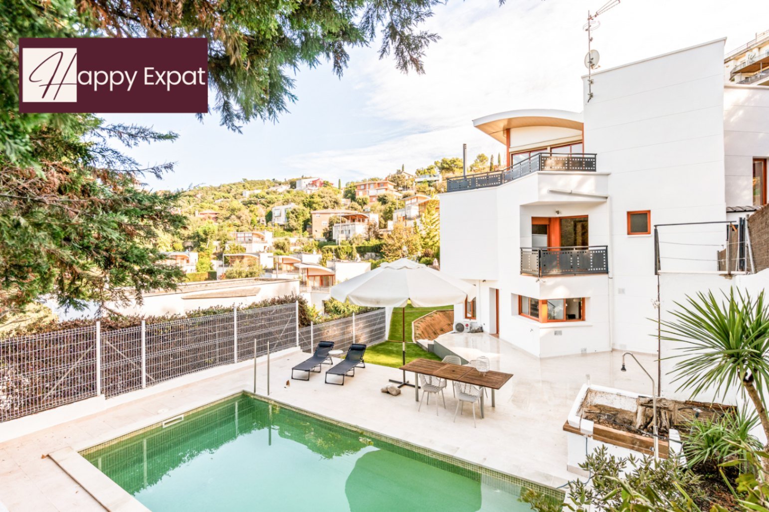 Villa Heidi ist eine charmante und moderne Residenz, die sich in Vallvidrera, einem der grünsten und ruhigsten Viertel Barcelonas, befindet. Vallvidre