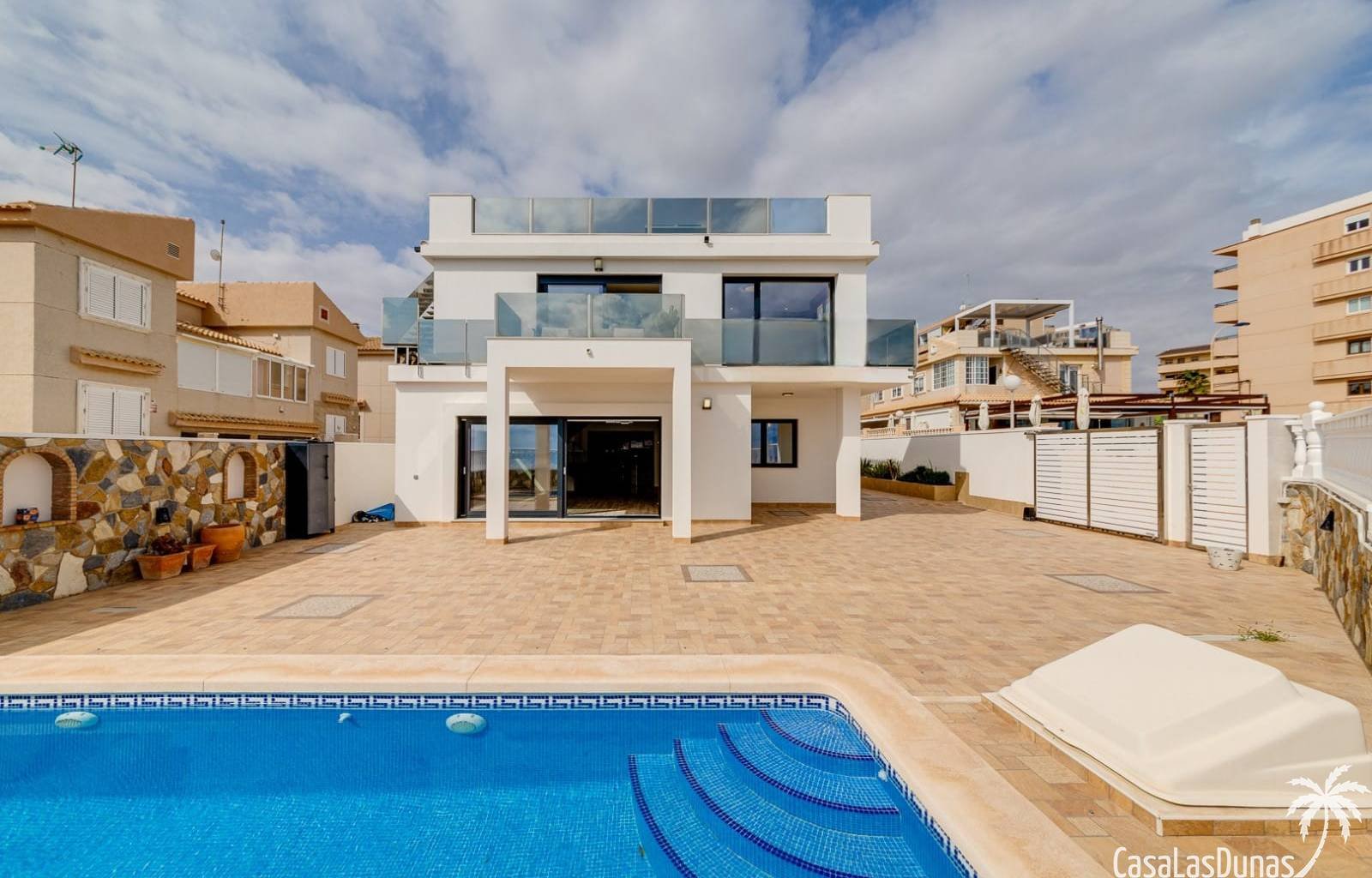  Im sonnigen Torrevieja gibt es eine einzigartige Villa mit Meerblick. Die Villa wurde komplett renoviert und verfügt sowohl innen als auch außen über