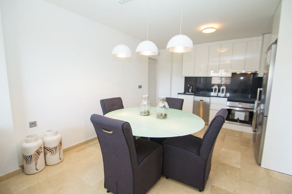 Im prestigeträchtigen Res. Las Filipinas gelegen, bietet dieser Wohnkomplex eine exklusive Auswahl von 11 Immobilien, darunter Apartments, Erdgeschos