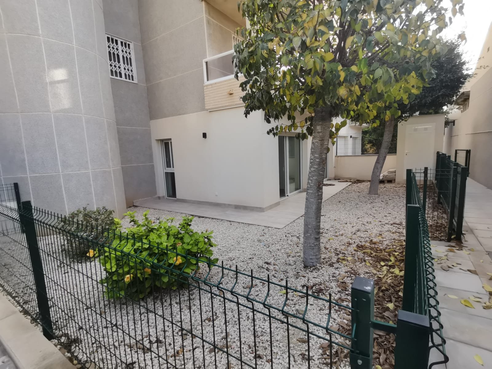 In der charmanten Stadt Torrevieja gelegen, bietet dieses exklusive Immobilienangebot zwei Erdgeschosswohnungen. Diese Wohnungen sind für diejenigen