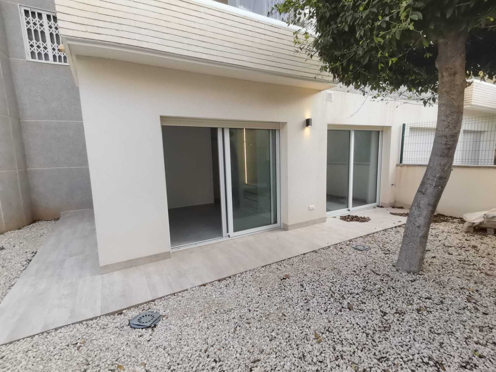 In der charmanten Stadt Torrevieja gelegen, bietet dieses exklusive Immobilienangebot zwei Erdgeschosswohnungen. Diese Wohnungen sind für diejenigen
