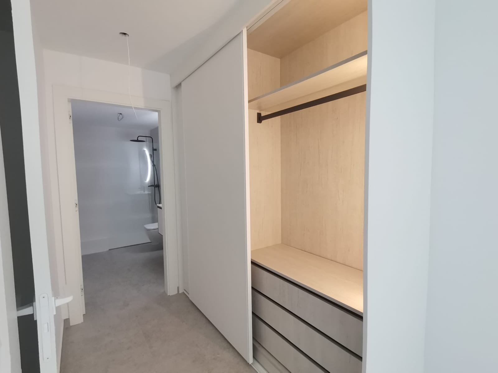 In der charmanten Stadt Torrevieja gelegen, bietet dieses exklusive Immobilienangebot zwei Erdgeschosswohnungen. Diese Wohnungen sind für diejenigen
