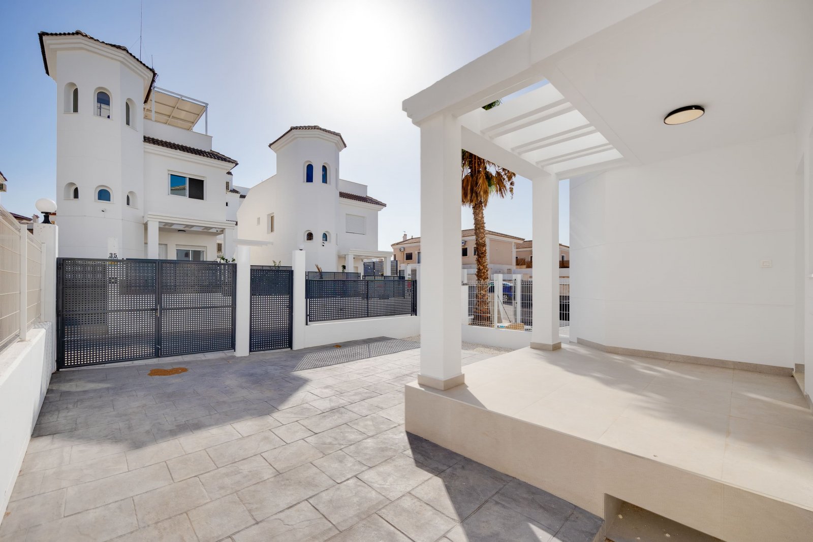  In der charmanten Stadt San Fulgencio gelegen, besteht dieses exklusive Immobilienangebot aus drei unabhängigen Wohnhäusern. Diese Immobilien zeichne