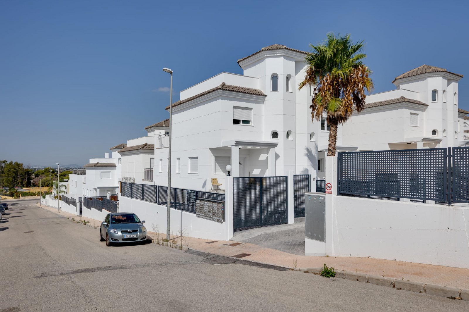  In der charmanten Stadt San Fulgencio gelegen, besteht dieses exklusive Immobilienangebot aus drei unabhängigen Wohnhäusern. Diese Immobilien zeichne