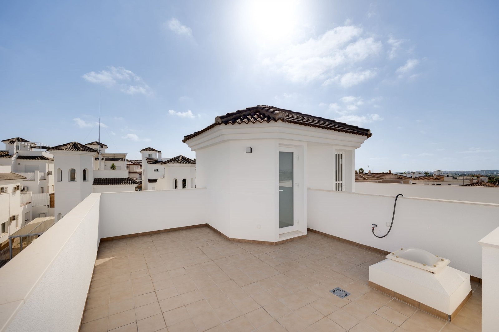  In der charmanten Stadt San Fulgencio gelegen, besteht dieses exklusive Immobilienangebot aus drei unabhängigen Wohnhäusern. Diese Immobilien zeichne