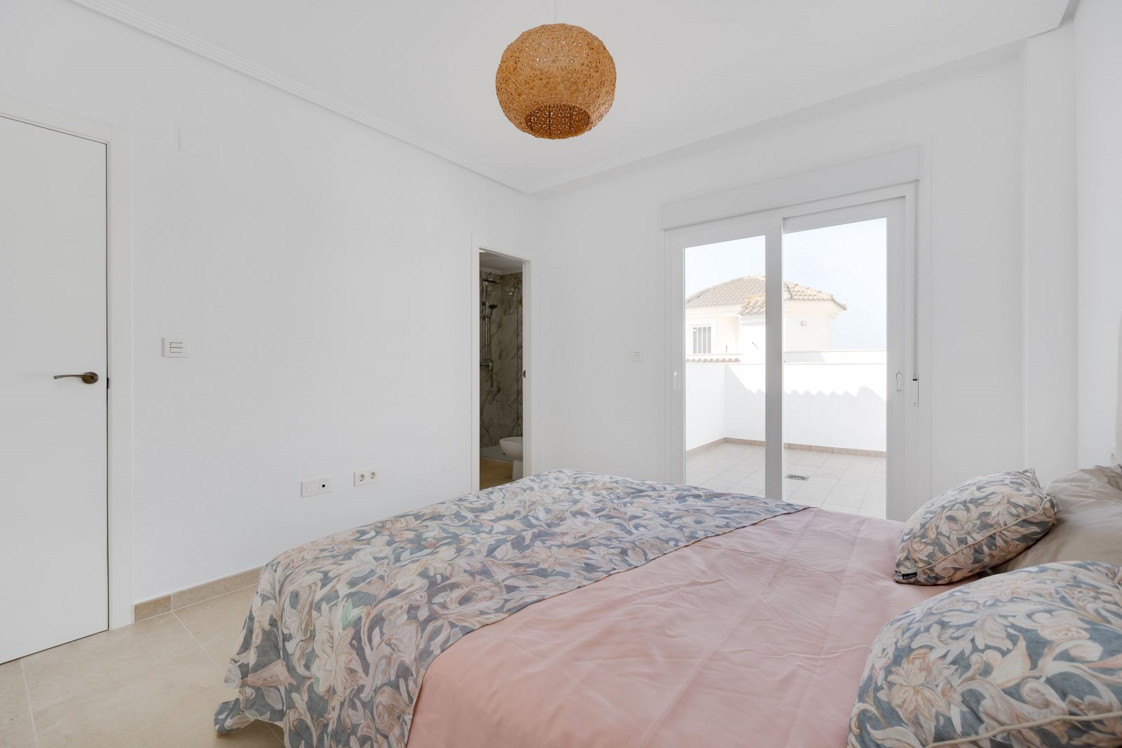  In der charmanten Stadt San Fulgencio gelegen, besteht dieses exklusive Immobilienangebot aus drei unabhängigen Wohnhäusern. Diese Immobilien zeichne