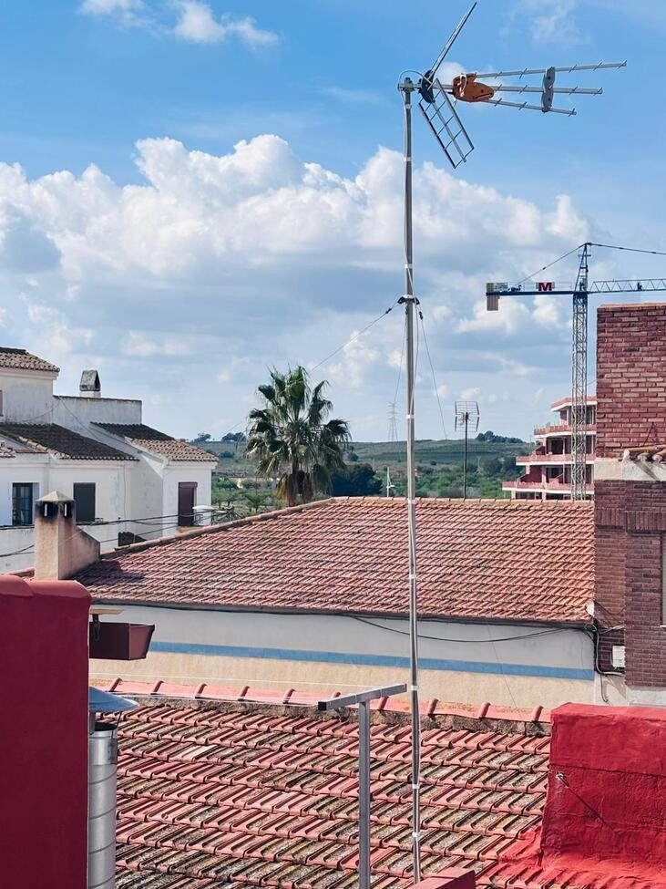 Located in the heart of the vibrant town of San Miguel de Salinas in the beautiful Alicante Province, this fully renovated four-bedroom townhouse of