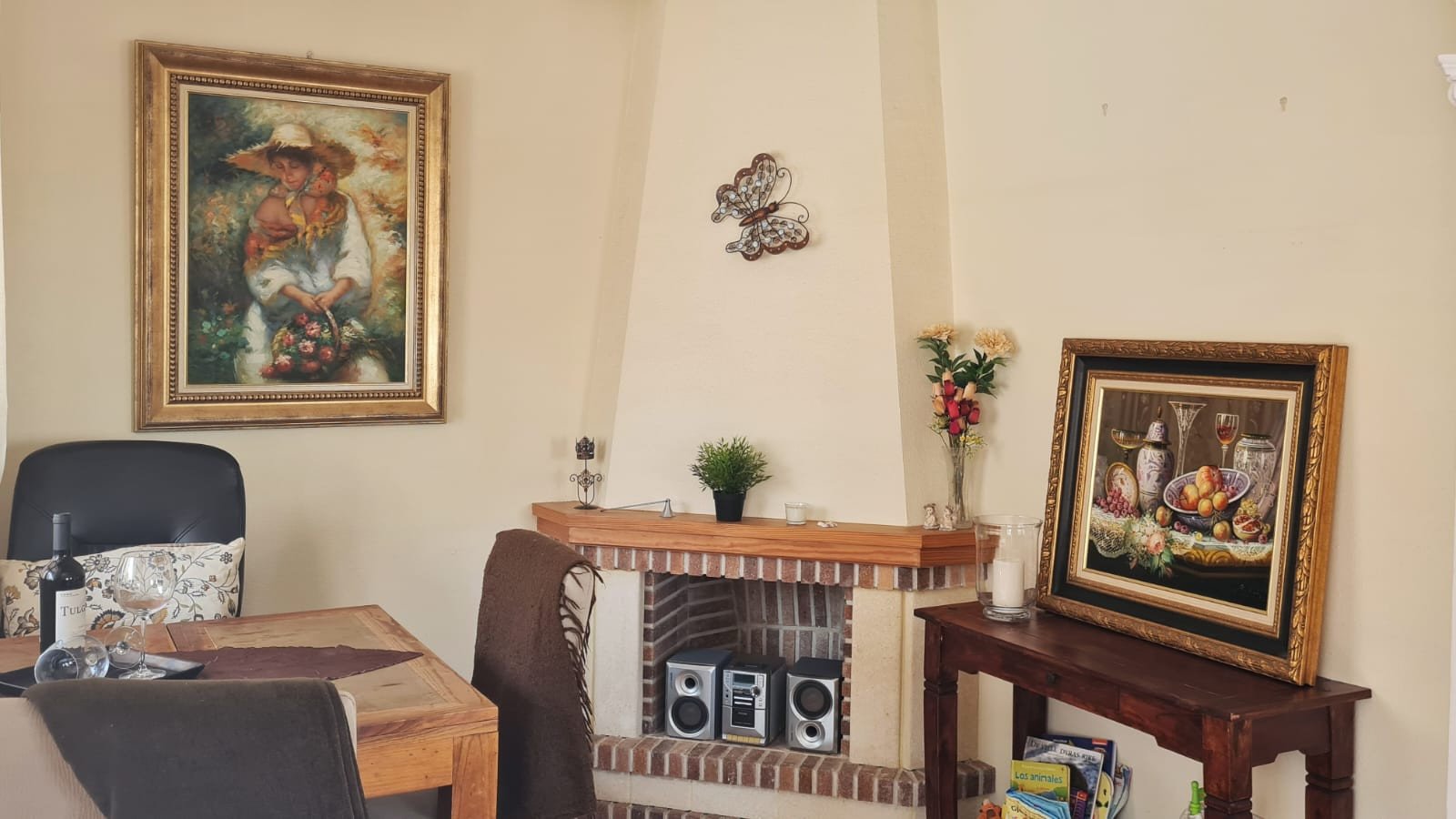 In der beliebten Wohnanlage Vista Azul in Villamartin, Orihuela Costa, bietet diese gepflegte Eck-Maisonette-Wohnung ein perfektes Gleichgewicht zwis