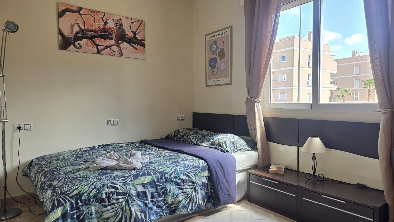 In der beliebten Wohnanlage Vista Azul in Villamartin, Orihuela Costa, bietet diese gepflegte Eck-Maisonette-Wohnung ein perfektes Gleichgewicht zwis