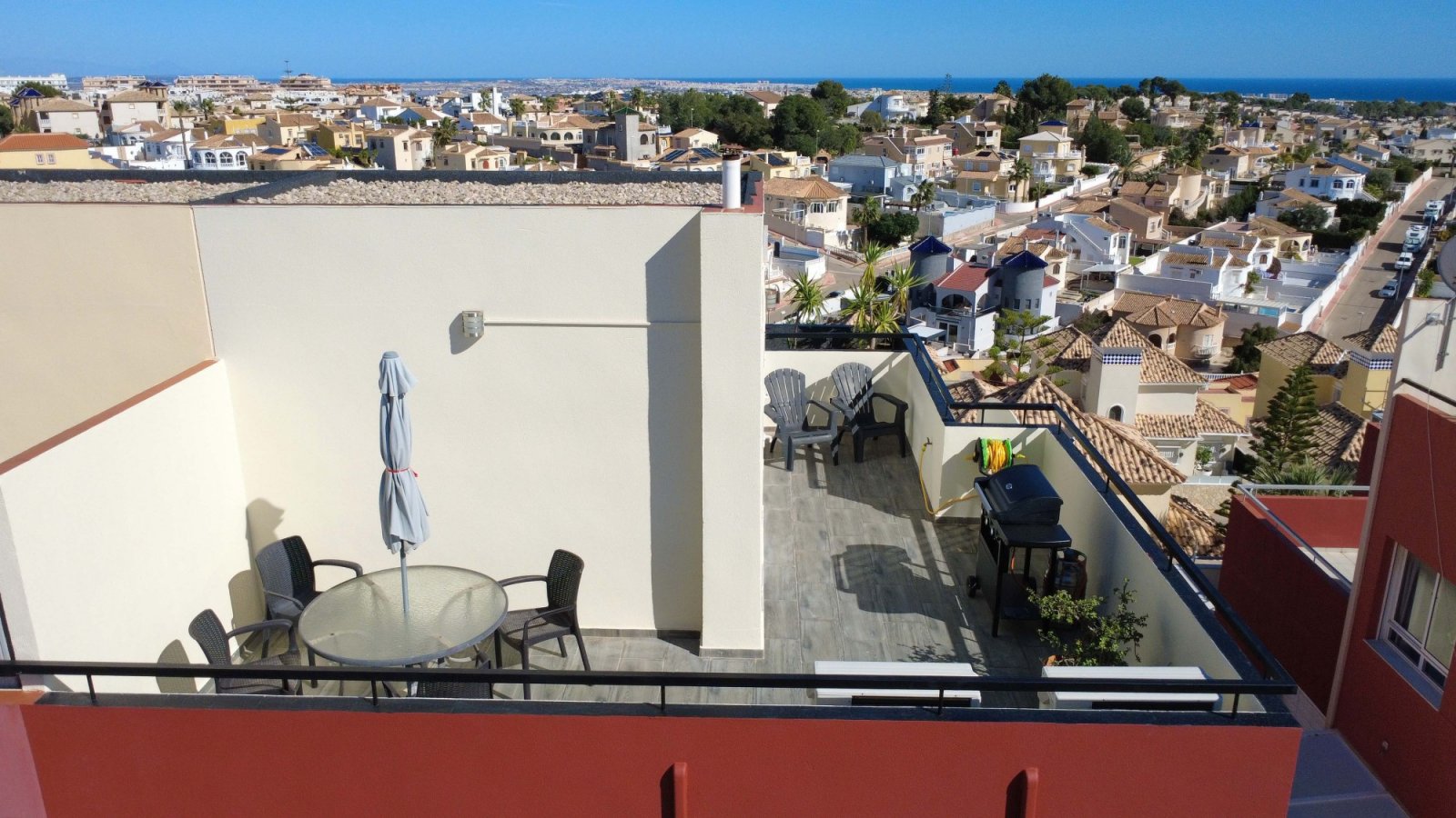 Dieses charmante Reihenhaus mit 3 Schlafzimmern und 2 Badezimmern befindet sich in der begehrten Gegend von Villamartín an der Costa Blanca. Die Immo