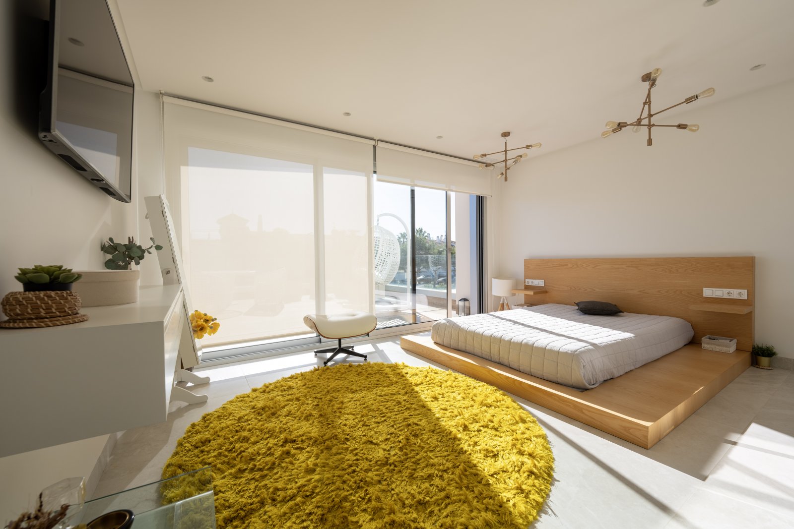 Discover this sumptuous contemporary villa, built in 2019, ideally located less than 200 meters from the sea in one of the most sought-after areas o
