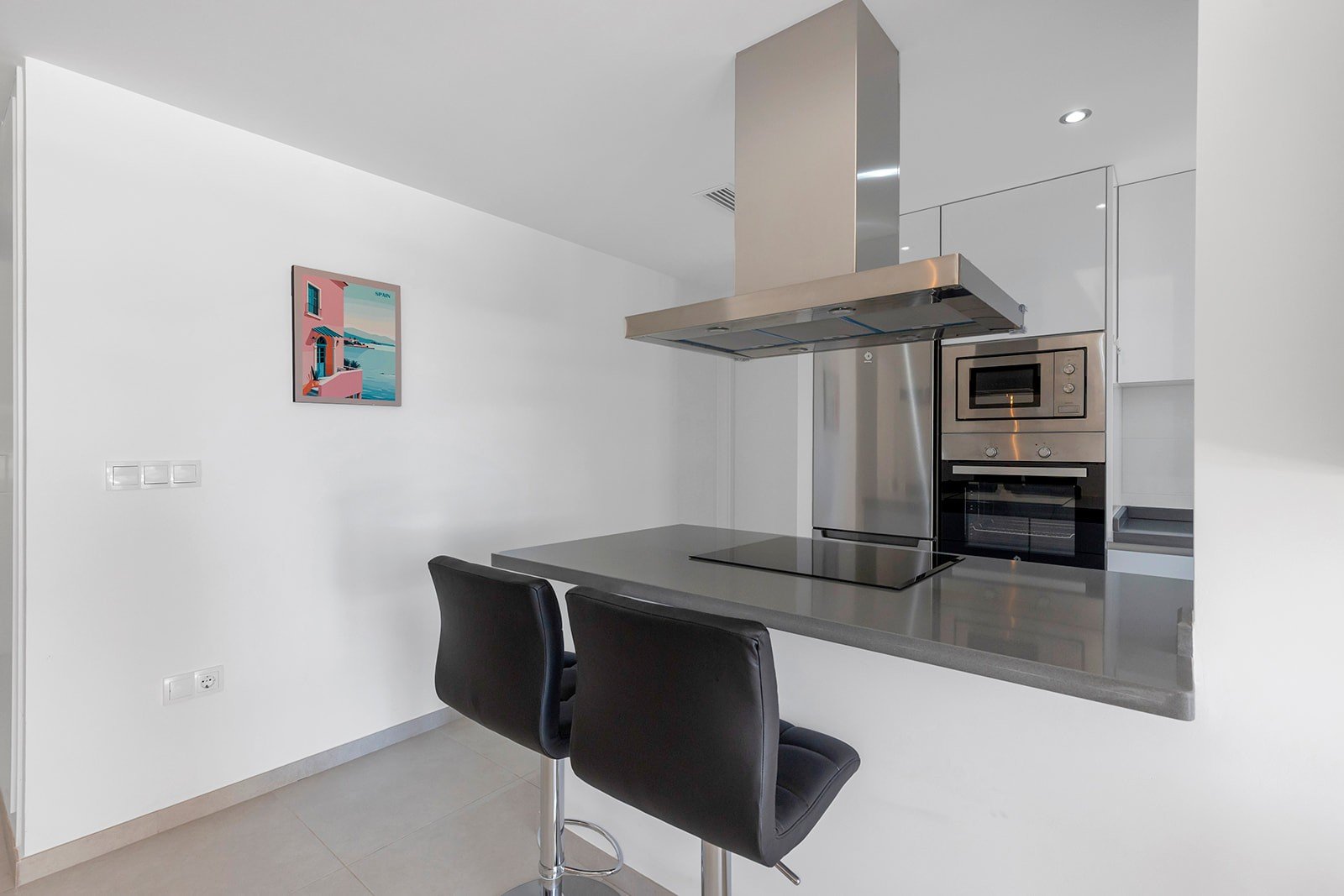  Entdecken Sie diese moderne und elegante Wohnung, die vollständig bezugsfertig ist und sich im beliebten Stadtteil Villamartín befindet. Die Wohnung 