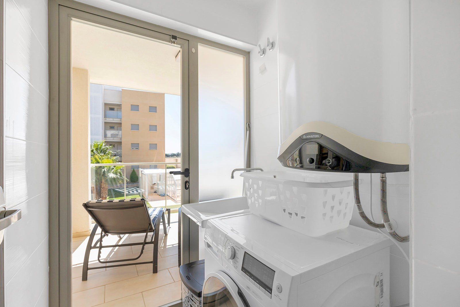  Entdecken Sie diese moderne und elegante Wohnung, die vollständig bezugsfertig ist und sich im beliebten Stadtteil Villamartín befindet. Die Wohnung 