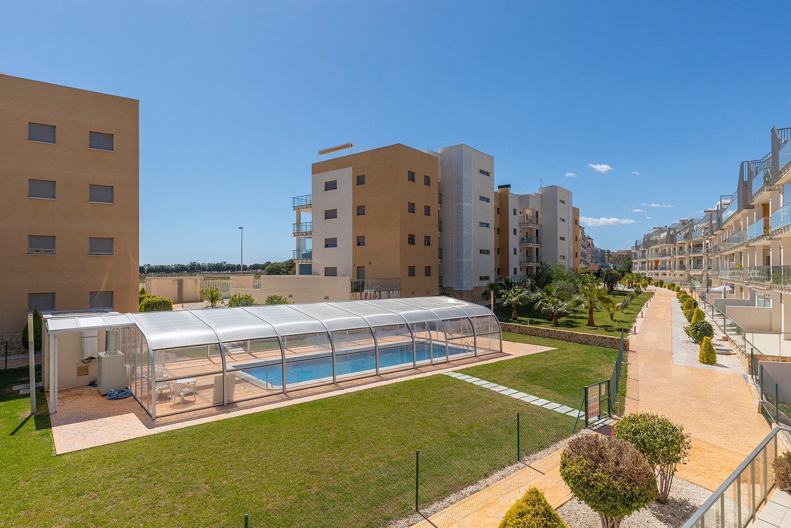 Entdecken Sie diese moderne und elegante Wohnung, die vollständig bezugsfertig ist und sich im beliebten Stadtteil Villamartín befindet. Die Wohnung 