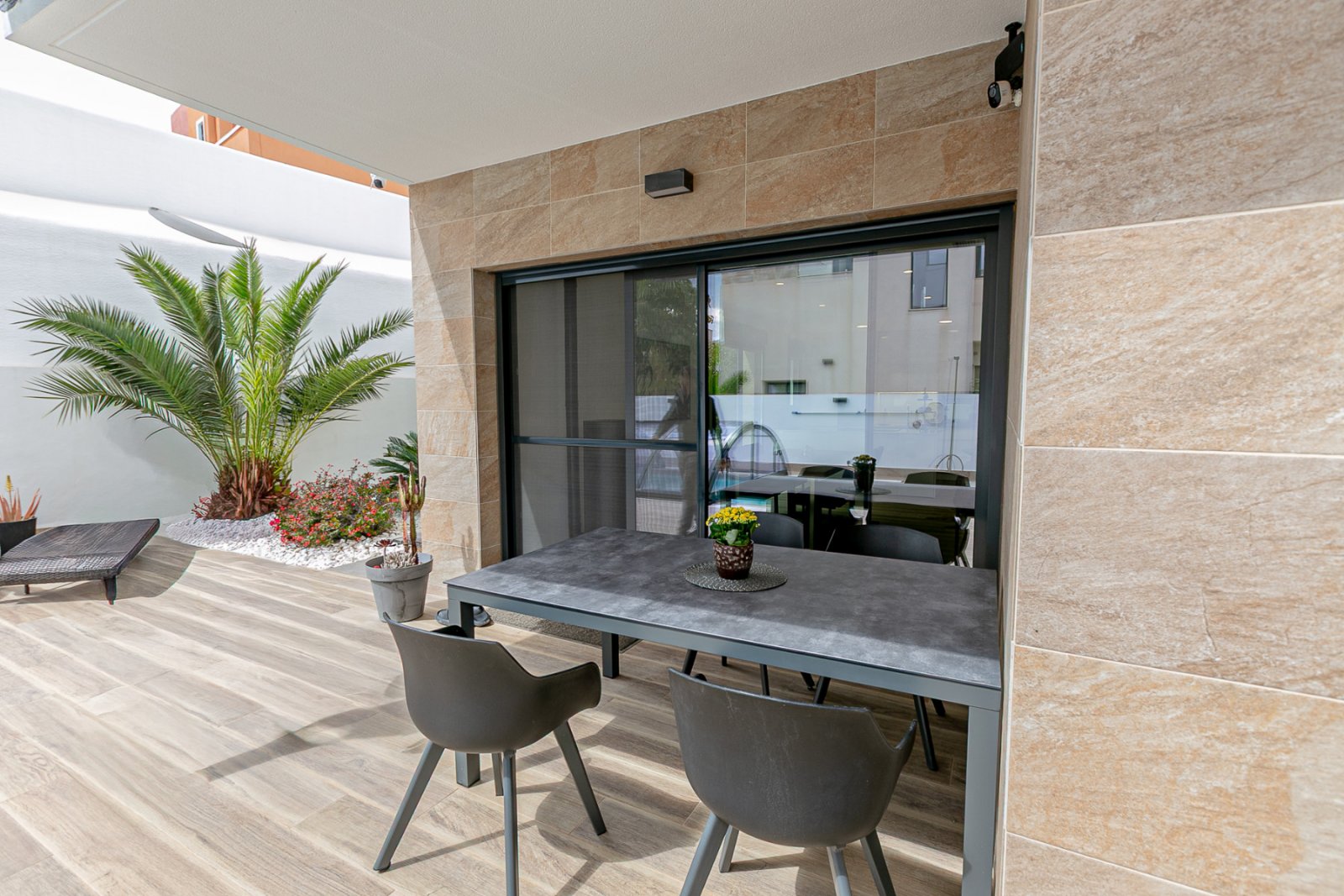 Wir präsentieren Ihnen diese exklusive freistehende Villa in La Herrada, Los Montesinos, eine der gefragtesten Wohngegenden der Costa Blanca aufgrund