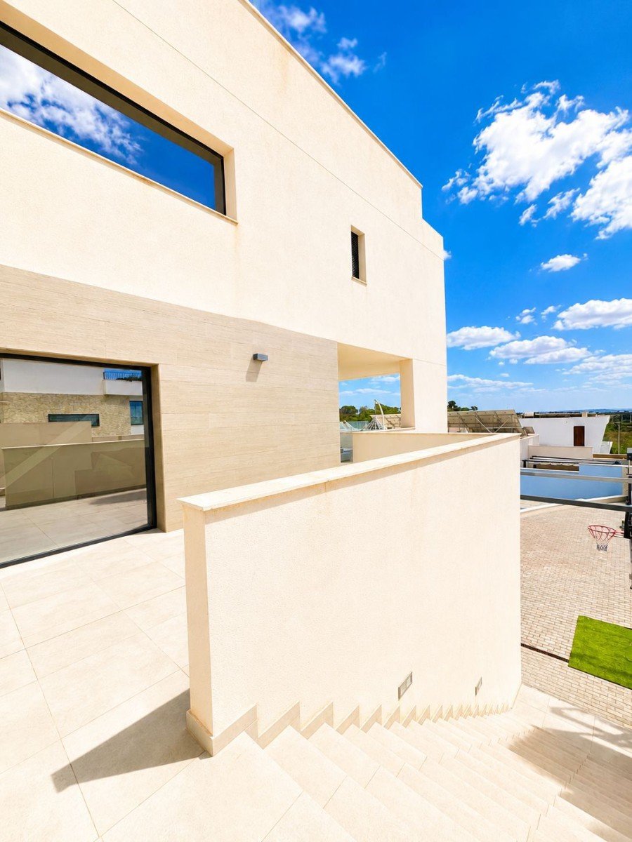 Today we are delighted to present this exceptional 4-bedroom, 4-bathroom detached villa located in the highly sought-after area of Benijófar. Set on