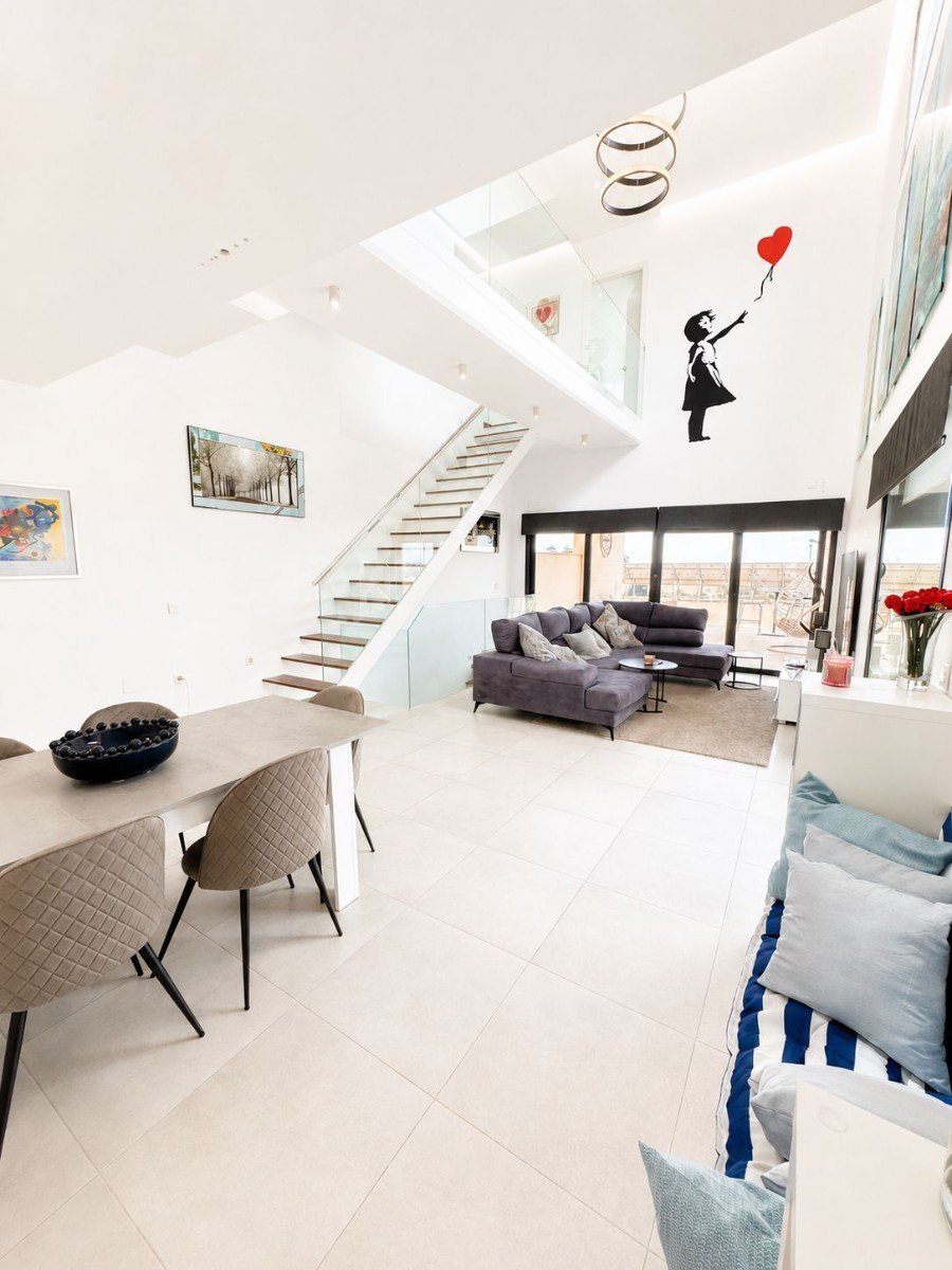 Today we are delighted to present this exceptional 4-bedroom, 4-bathroom detached villa located in the highly sought-after area of Benijófar. Set on