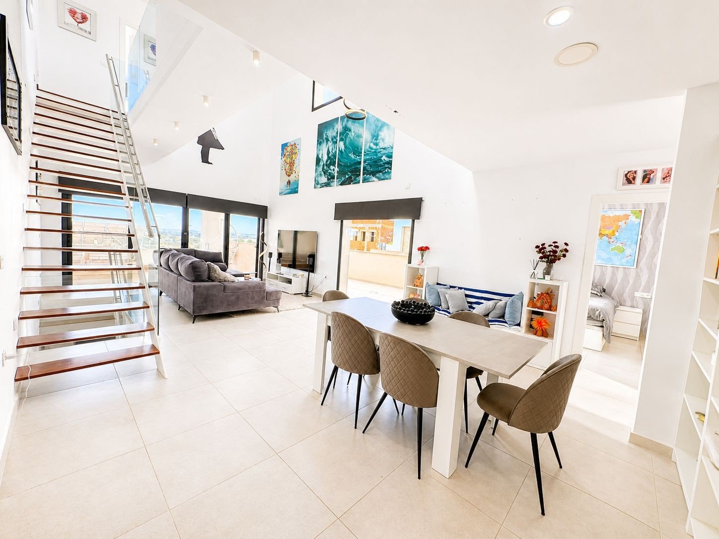 Today we are delighted to present this exceptional 4-bedroom, 4-bathroom detached villa located in the highly sought-after area of Benijófar. Set on