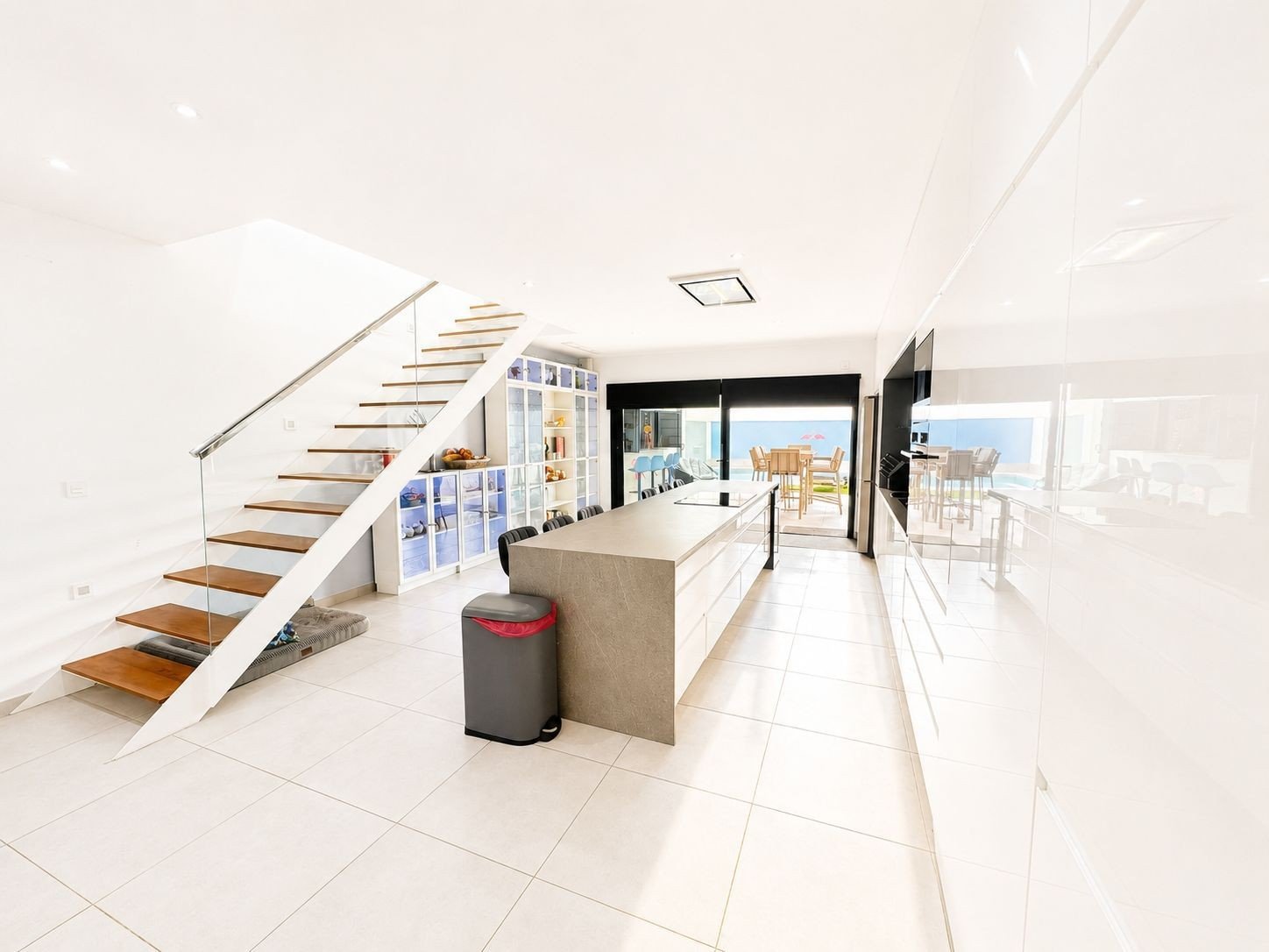 Today we are delighted to present this exceptional 4-bedroom, 4-bathroom detached villa located in the highly sought-after area of Benijófar. Set on