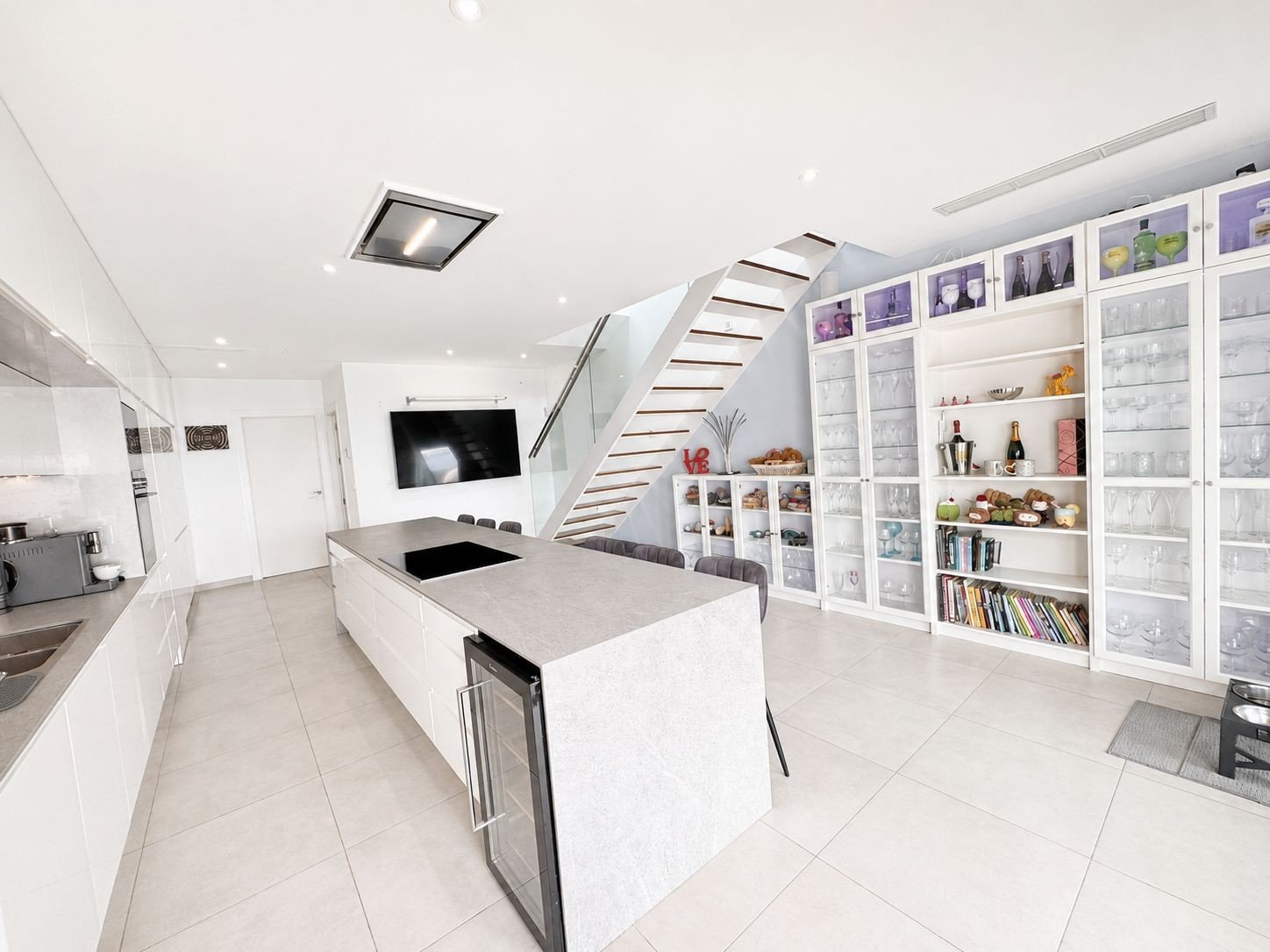 Today we are delighted to present this exceptional 4-bedroom, 4-bathroom detached villa located in the highly sought-after area of Benijófar. Set on