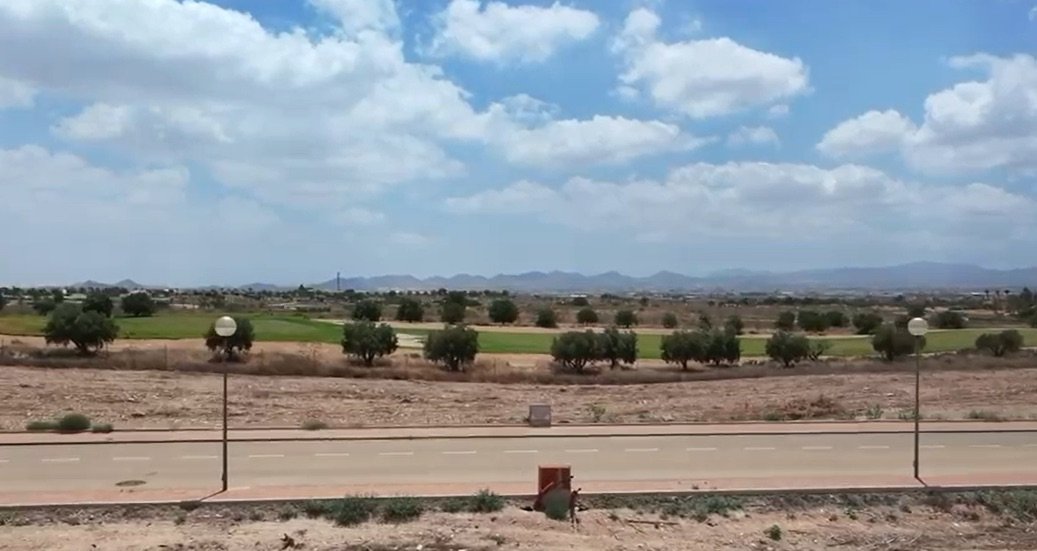 In der prestigeträchtigen Gegend von Hacienda del Álamo Golf gelegen, bietet diese exklusive Sammlung von 38 unabhängigen Häusern eine einzigartige W
