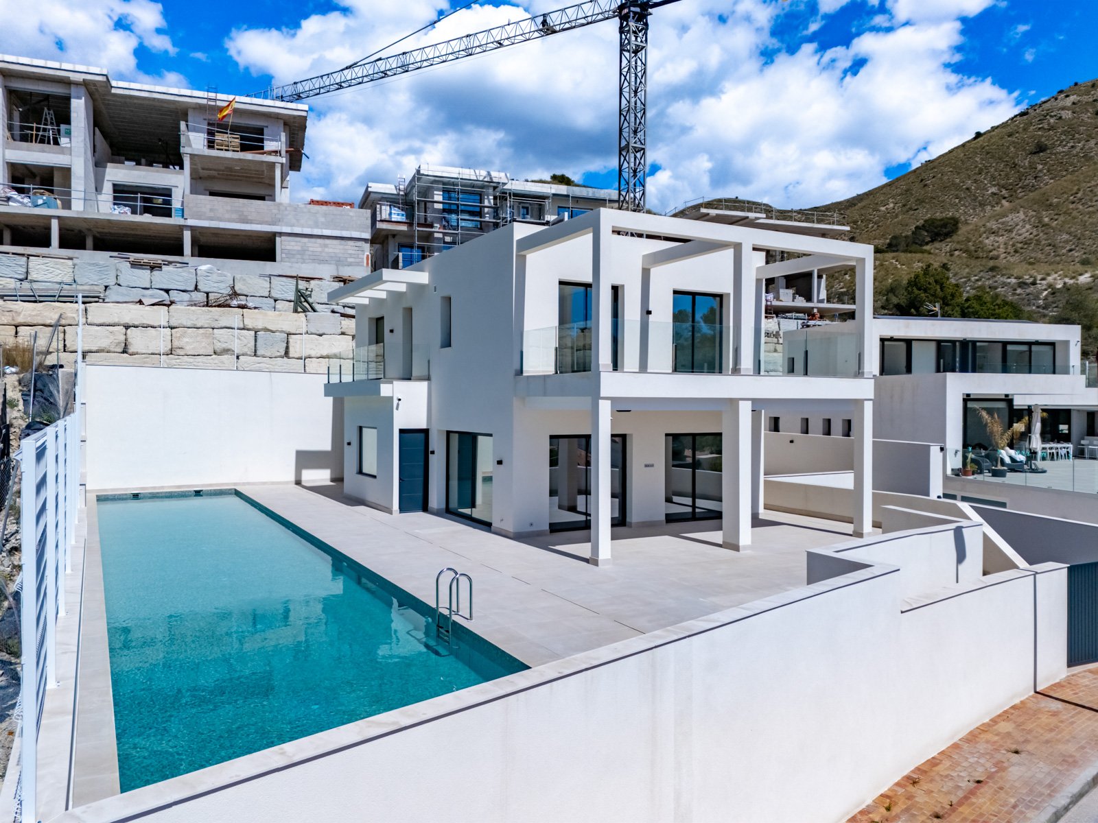 In der charmanten Stadt Finestrat gelegen, bietet diese Villa ein außergewöhnliches Wohnerlebnis. Mit Meerblick befindet sich diese Immobilie nur 5 k