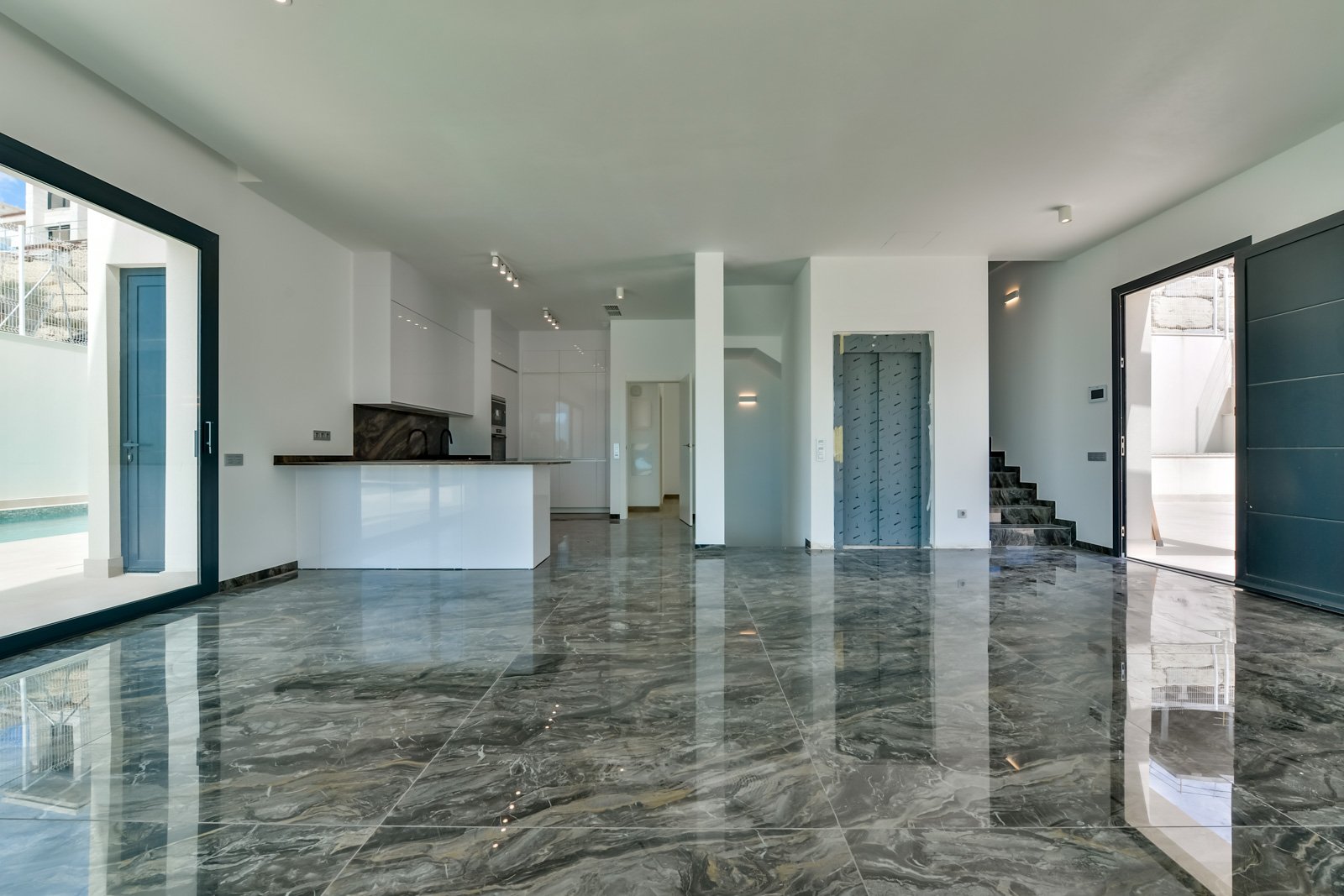 In der charmanten Stadt Finestrat gelegen, bietet diese Villa ein außergewöhnliches Wohnerlebnis. Mit Meerblick befindet sich diese Immobilie nur 5 k