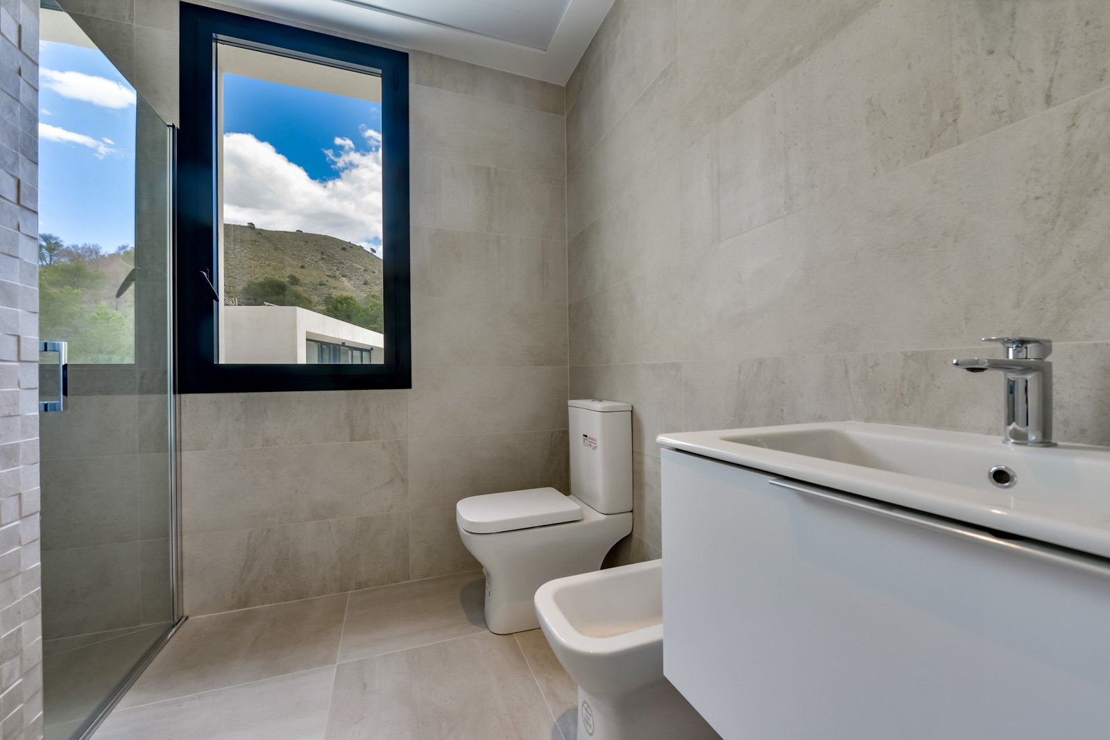 In der charmanten Stadt Finestrat gelegen, bietet diese Villa ein außergewöhnliches Wohnerlebnis. Mit Meerblick befindet sich diese Immobilie nur 5 k