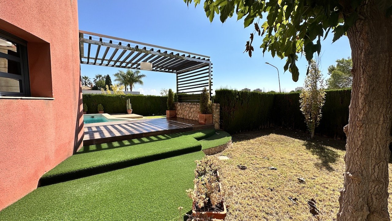 4 Bed & Bath | Great Location near Coast & Golf | Landscaped Gardens | Garage for 3 – 4 Cars | Spacious Porch | Securit